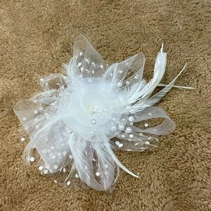 White fascinator-clip in hair accent with feathers